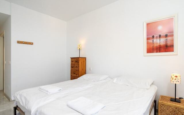 2BR  Apartment with Sea View, Gym and Pool Ref 129