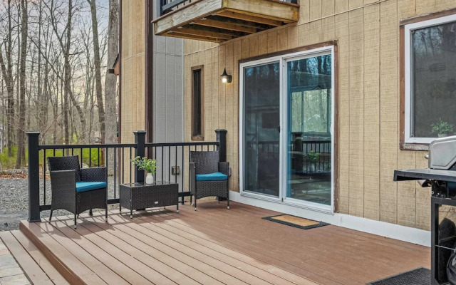 Stylish Renovated Home Open Layout, Coffee Bar + Near Hiking & Waterfalls