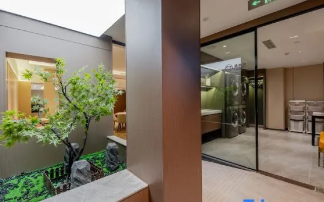 Homeinn Plus Hotel (Xujiahui Shanghai Stadium Subway Station)