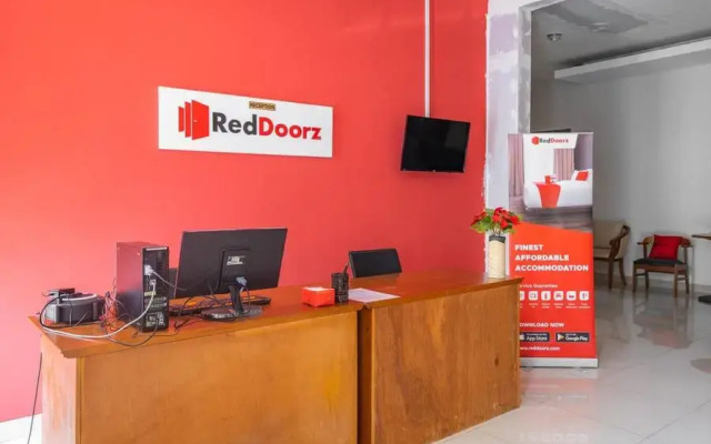 RedDoorz near Siloam Karawaci 3
