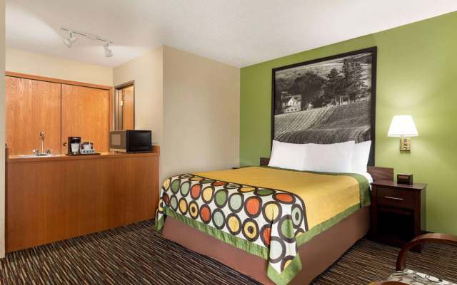 Super 8 by Wyndham Germantown/Milwaukee