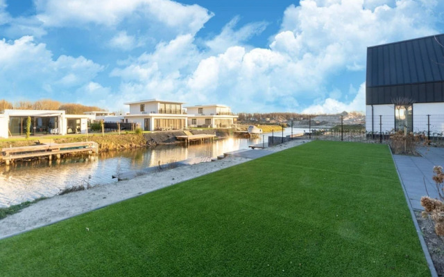 Cozy Villa With Lakeside Views