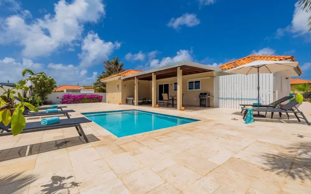 High-end Pool Getaway Upscale 5 Location BBQ