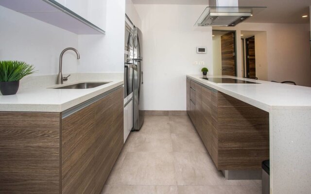 Amazing 2BR Condo w Pool Views Dream Location