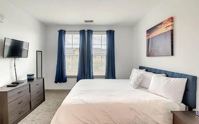 King Bed and Close to Disney