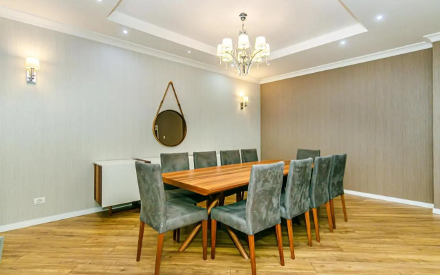 Apartment near Four Seasons