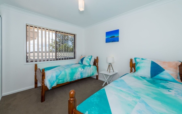 Kallaroo, 3 Kallaroo Street- great house with views, pool, WIFI and aircon – Guest Rooms – Corlette