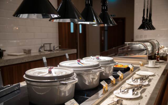 Crowne Plaza London Heathrow T4 by IHG