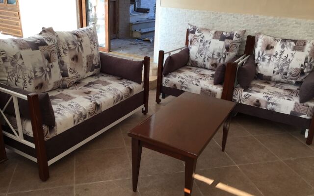 Palmyra Hotel & Sky Lounge