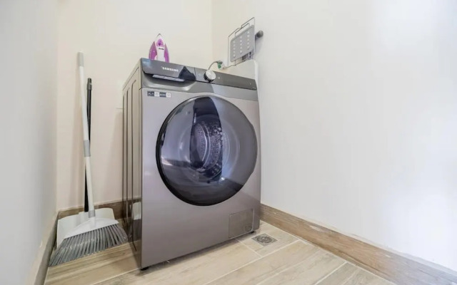 w Exceptional 1BR With Balcony in Casco View