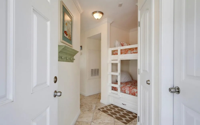 Seascape 1303 Studio Bedroom Condo by RedAwning