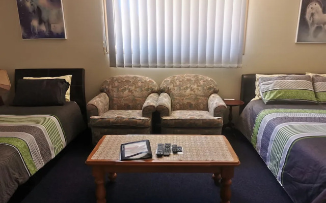 Chrissie's Dongara - Pet Friendly
