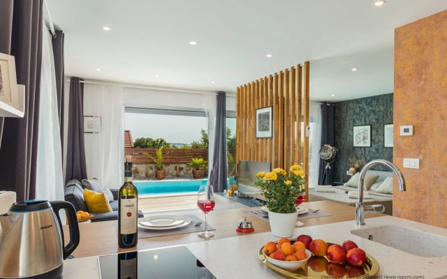Villa for two Person With Pool in Peroj