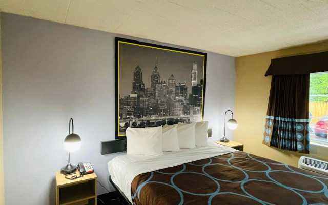 Super 8 by Wyndham Gloucester