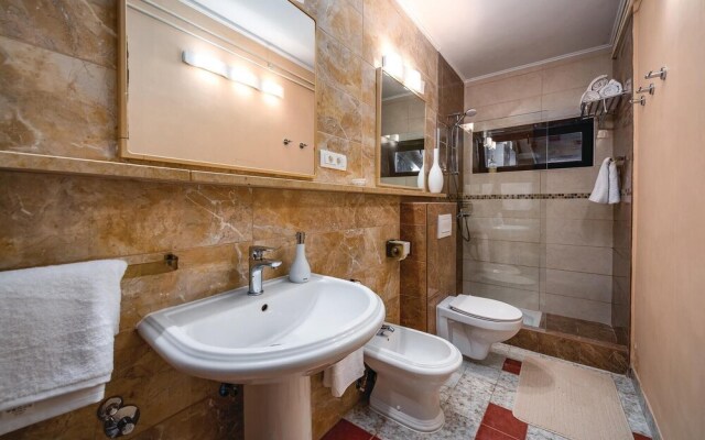 Stunning Home in Icici With Wifi and 4 Bedrooms