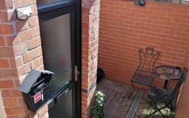 Beach Apartment - Sleeps 4, Garden & Parking