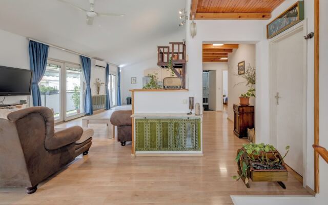 Spacious Apartment w Three Balconies and Parking