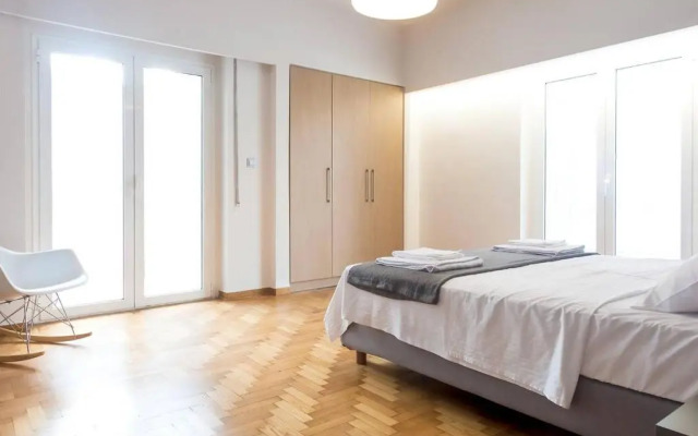 TONI'S 2BD Home in Centre, 15 sec to Metro