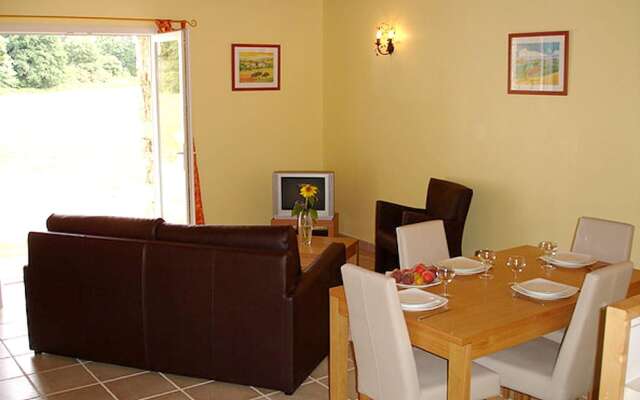 House With 2 Bedrooms in Saint-vincent-la-châtre, With Pool Access, Fu