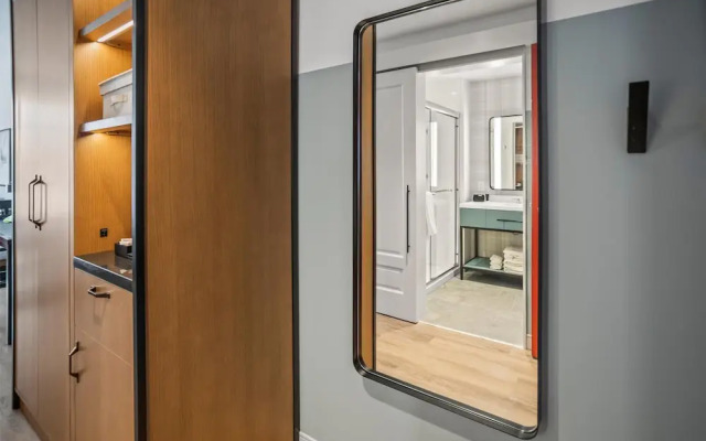 The Highlander at Radford, Tapestry Collection by Hilton