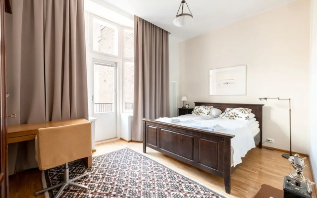 2ndhomes Deluxe 2BR Apt w Sauna&Balcony