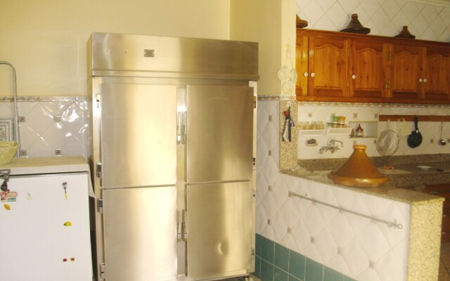 Stylish 4 Bedrooms Villa Ref 1081