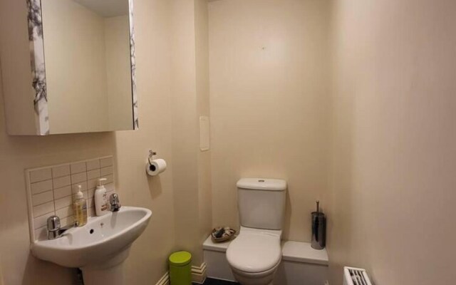 Lovely 4 Bedroom Home With Private Parking