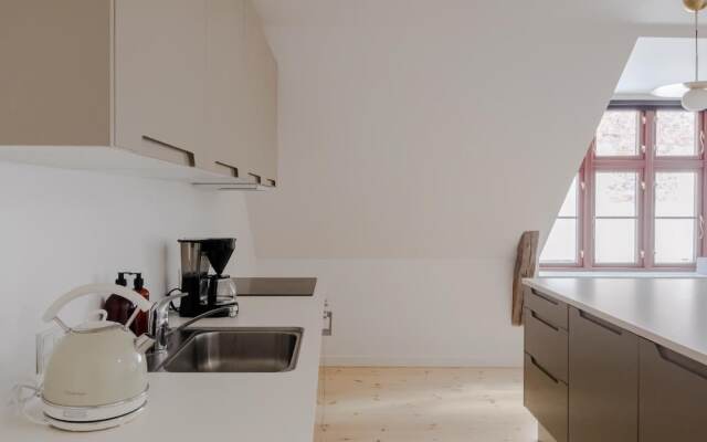 ★Central Apt · Newly Renovated · Shopping Street★