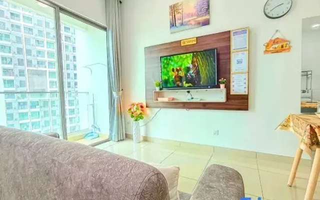 Spacious Cybersquare Ensuite with Pool View #CS8
