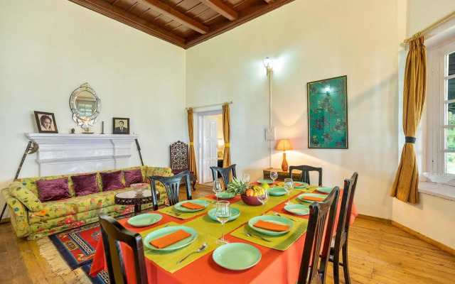 StayVista at 8Oaks - Ancestral Bungalow with massive lawn