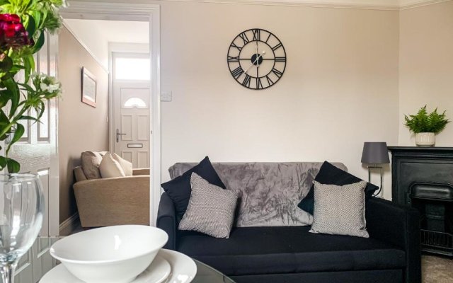 Cedar House - Free Parking - York Holiday Home - Sleeps 12 With Sister Property