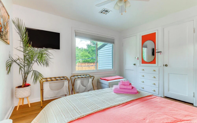 Retro-tropical Pensacola Home - 3 Mi to Downtown!