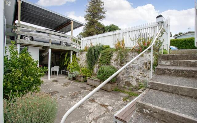 Views on Colenso - Napier Holiday Home