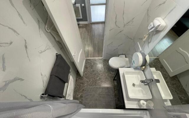 Kvartira-studija s otdel'nym vhodom s gostinichnym servisom, s belym postel'nym