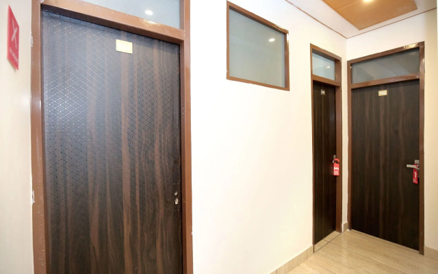 OYO 13368 Hotel Gold Star