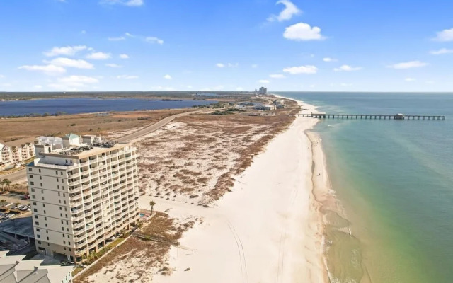 2br/2ba Sleeps 8, Beachfront w/ Pool