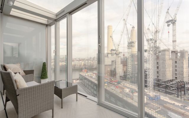 Incredible 1 Bedroom Penthouse with Balcony in Battersea