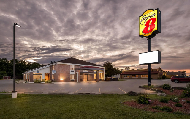 Super 8 by Wyndham Watertown WI