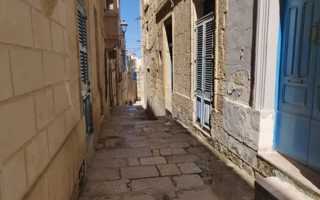 "Romantic Small Townhouse In The Three Cities"