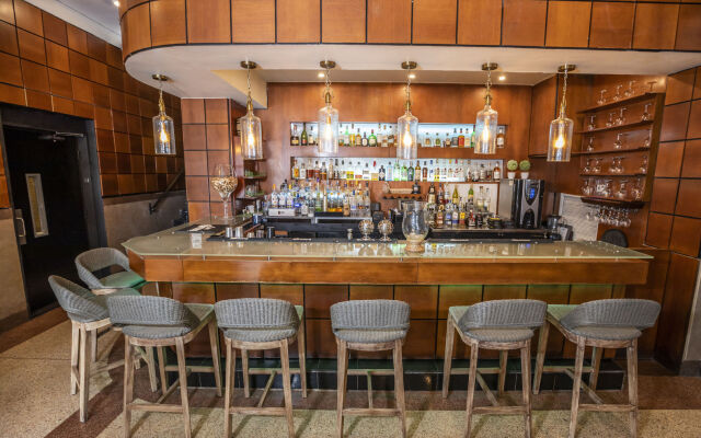 Chesterfield Hotel & Suites