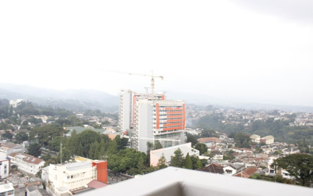 Minimalist and Modern 1BR Apartment at Parahyangan Residence