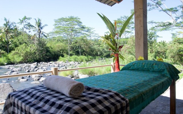 Tepi Sungai Guesthouse & Restaurant