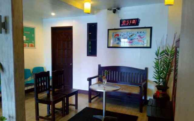 Avenue 5 Hotel