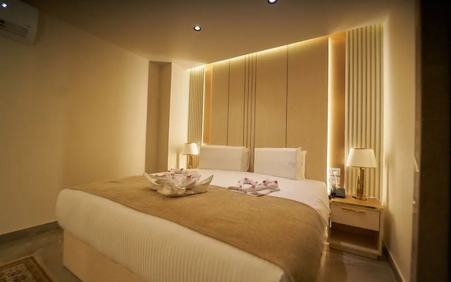Gold's Pyramids Hotel