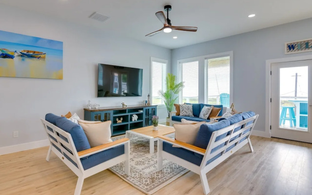 Steps to Beach: Vibrant House in Galveston!