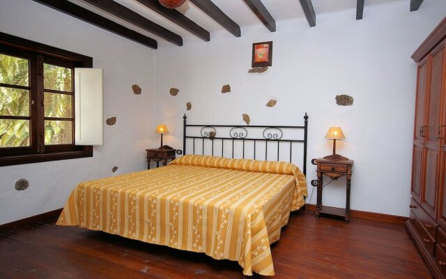 Spacious Villa in Haría With Swimming Pool