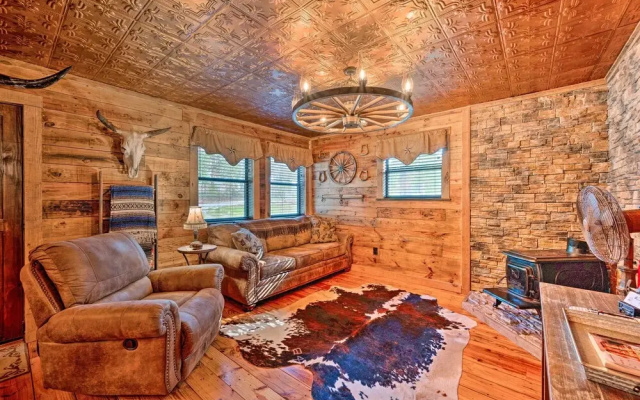2 Mi to Choctaw Landing: 'western Daze' Cabin!
