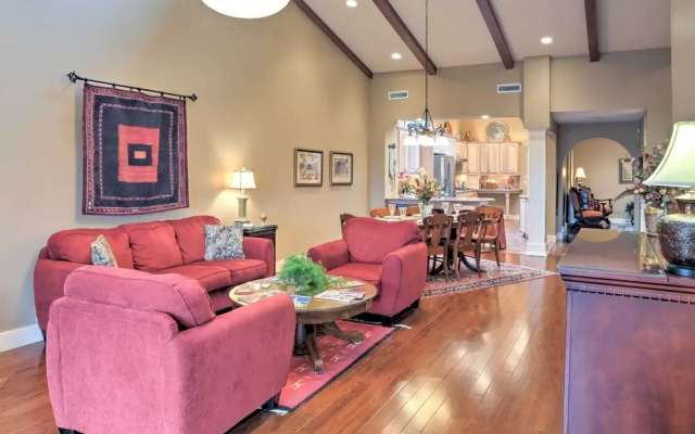 Beautiful Central Fayetteville Townhome w/ Views!