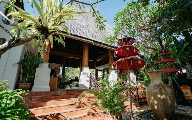 Villa Kayu Raja