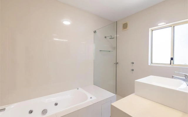 Sandy Beach House - Corlette Waterfront